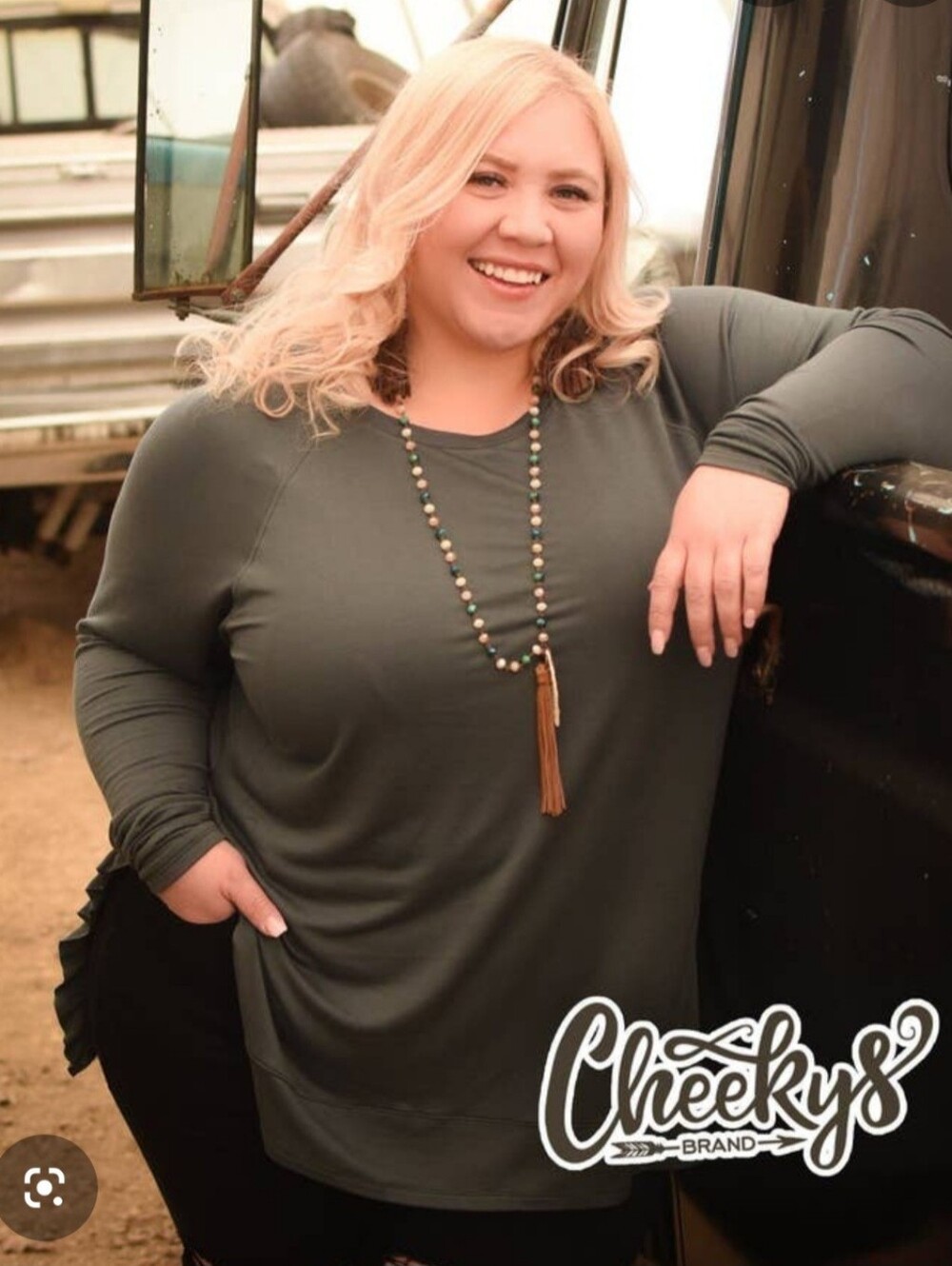 Cheekys Boutique Ruffle My Feathers long sleeve tunic side slit top size medium